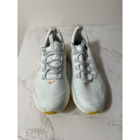 Nike Womens React Escape Run Sz 12 Flyknit Running Shoes Barely Green DC4269 300 - Picture 3 of 9